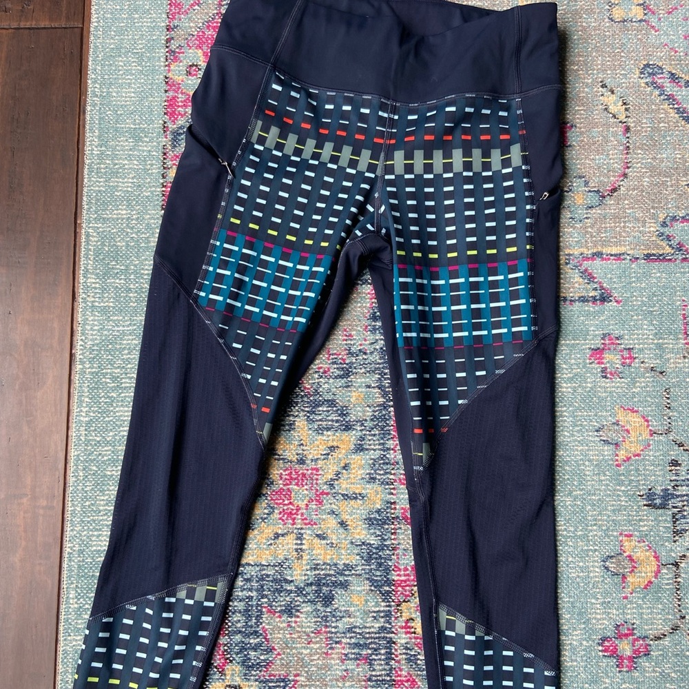 Athleta Crop Sz M stash pockets & mesh back